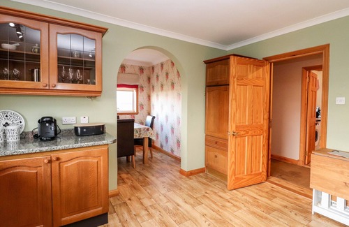 Baleshare Cottage | AR DACHAIGH, pet friendly, with open fire in Lochmaddy, North Uist