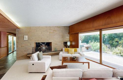 Sylvan-Highlands House | Arboretum Retreat