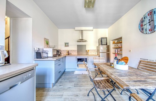 Lesparre-Medoc House | Arc-en-Ciel House in Lesparre-Médoc – 3 Bedrooms, Private Courtyard & Barbecue
