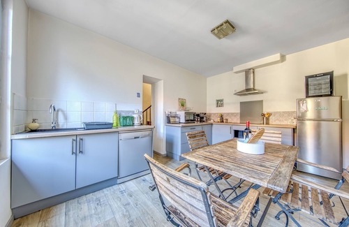 Lesparre-Medoc House | Arc-en-Ciel House in Lesparre-Médoc – 3 Bedrooms, Private Courtyard & Barbecue