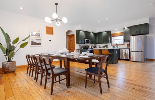 Culpeper House | Arcade room ~ Hot Tub ~ Firepit ~ BBQ ~ King beds ~ Nearby Wineries/Breweries