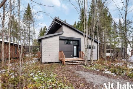 Pont-Rouge Ski Chalet | Archibald - Cozy avec spa, sauna, piscine