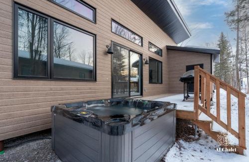 Pont-Rouge Ski Chalet | Archibald - Cozy avec spa, sauna, piscine