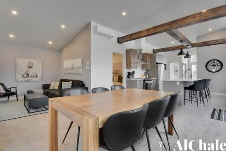Pont-Rouge Ski Chalet | Archibald - Cozy avec spa, sauna, piscine