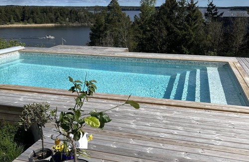 Ytterbystrand Villa | Archipelago villa on Resarö with pool, guesthouse and fantastic view