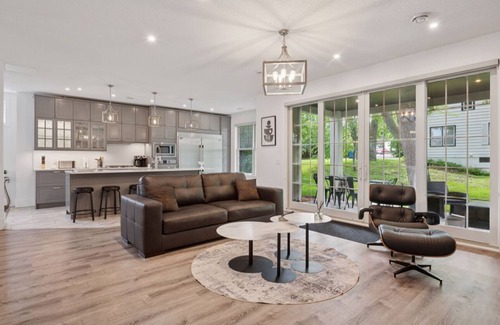 Wayzata House | Architecturally designed 4 bedroom home walking distance to downtown Wayzata