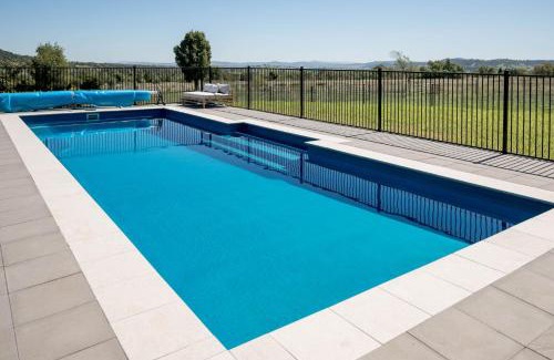 Moore Creek House | Ardington - 4-Bed Pet-Friendly with Pool