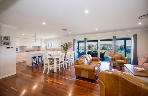 Moore Creek House | Ardington - 4-Bed Pet-Friendly with Pool