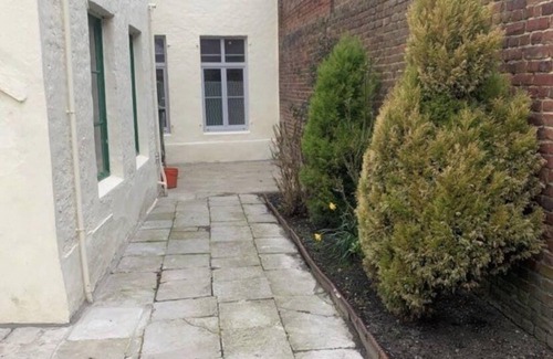 Ardres Apartment | Ardres Superbe f2 Neuf Hyper Centre rez de Jardin