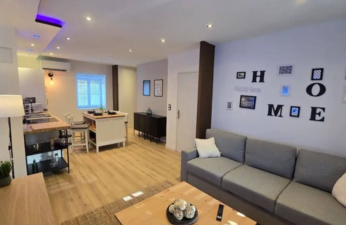 Dole House | ARKANA private apartment with parking in quiet Dole.