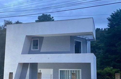 Jardim Andira House | Arquitetura Moderna com Conforto Serrano