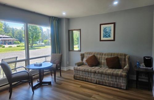 Huntsville Hotel | Arrowhead Inn by Baaman's