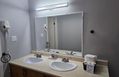 Huntsville Hotel | Arrowhead Inn by Baaman's