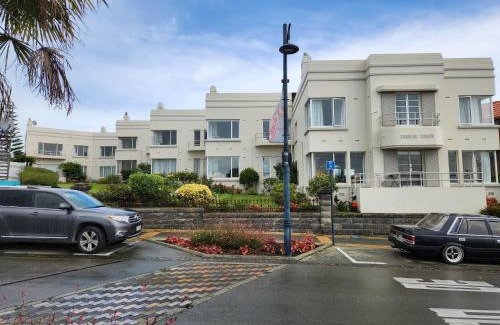 Timaru Central Apartment | Art Deco Beauty on The Bay Hill
