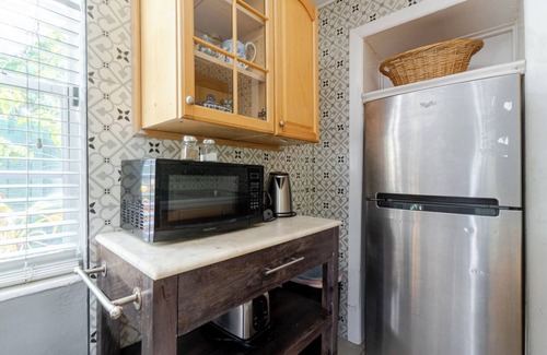 Old Northwood Historic District Condo | Artist Cottage with Jacuzzi close to City life
