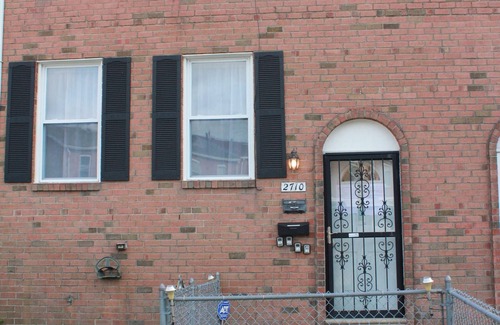 Eastwick Apartment | Artist in the Barn - Artsy 2BR Apartment w Parking near Airport
