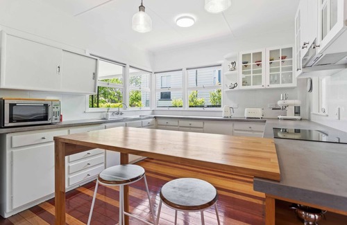 East Toowoomba House | Artist's Cottage - Cosy Home in Quiet Leafy Street