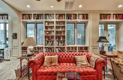 Greenway Plaza-Upper Kirby Apartment | Artist's Library with a Private Swimming Pool