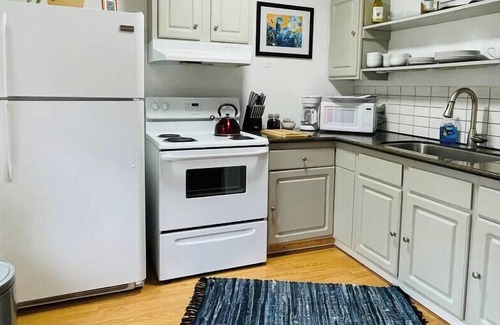 North Oak Park House | Artist's retreat near the heart of the city