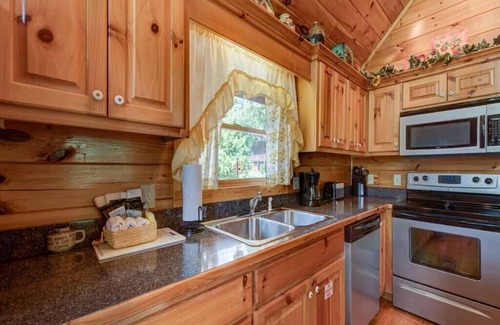 Black Bear Falls Cabin | Artistic Mountain | Private Hot Tub + Mtn Views & Game Room!