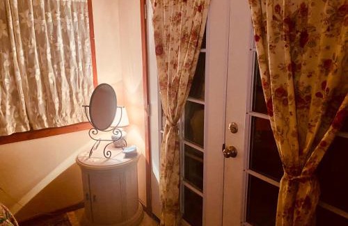 Discovery Harbour Bed & Breakfast | Artsy Cabin on Organic Farm