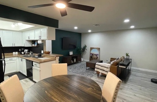 Green Valley North Condo | Artsy Mid-Century Modern 2br2ba