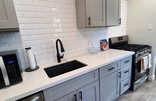 Encanto House | Artsy Modern Downtown 2 Bed Home with Garage & Backyard. Pet friendly!