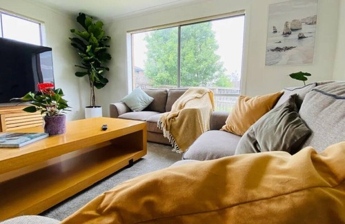 Doreen House | Artsy,Modern Family Friendly House w Large Garden