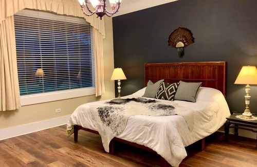 Cowan House | Artsy pet-friendly king room/historic railroad inn
