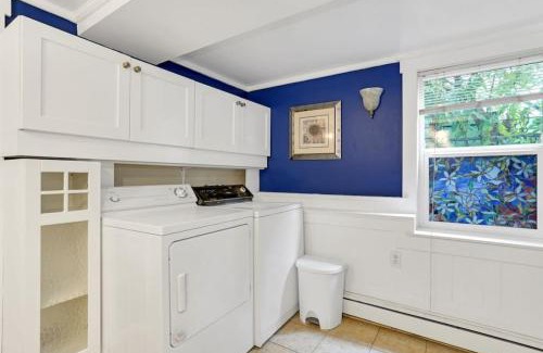 Riley Park-Little Mountain House | Artsy Private Guest Suite with Outdoor Saloon