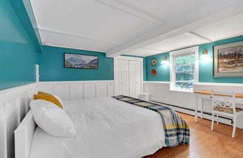 Riley Park-Little Mountain House | Artsy Private Guest Suite with Outdoor Saloon