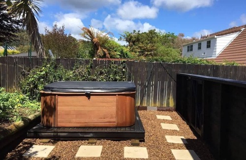 Lynmore House | As You Do | Walk to the Redwoods with Spa Pool