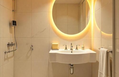 Hazratganj Hotel | ASAR CAPOOR Hotel