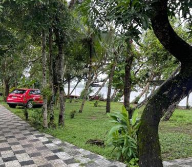Mathilil House | AshtamudiVillas