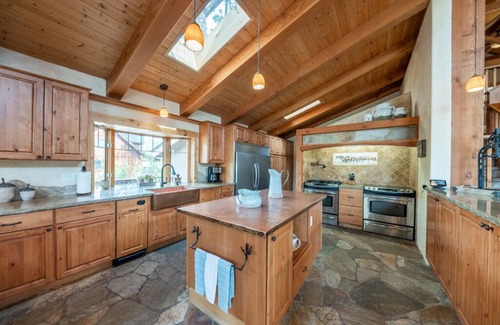 Markleeville Cabin | ASPEN CREEKSIDE LODGE- A Stunning Family and Corporate Retreatnn