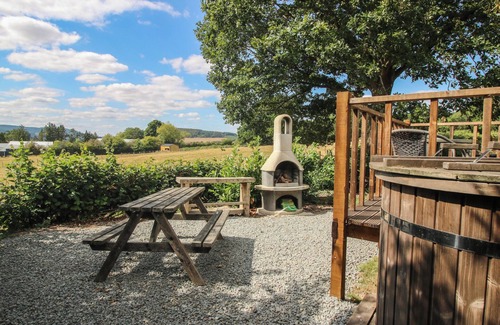 Craven Arms Cottage | ASTON - SHEPHERD HUT, romantic, with hot tub in Aston On Clun