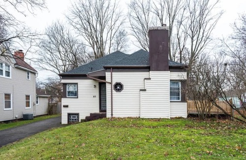 Rochester House | Astonishing Home Mins Away Airport Dwtn UofR andRIT