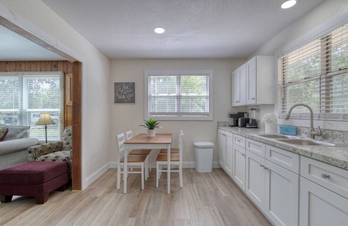 Astor House | Astor Cottage Hideaway