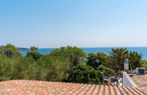 Diso House | At 50 MT from the Acquaviva cove and the Ficò lido here is Casa Vacanza Nilde.