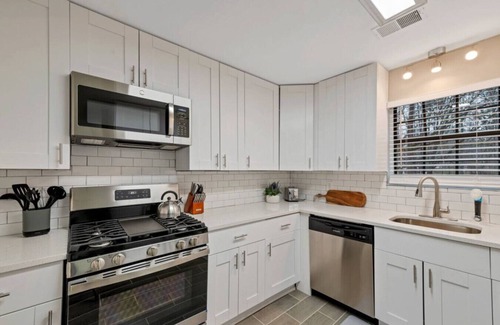 Woodstock House | ATH - Downtown Woodstock Luxury - Walk to Cherokee Amphitheater (1/4 mile) 4 Bedroom