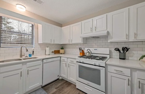 Woodstock House | ATH - Downtown Woodstock Luxury - Walk to Cherokee Amphitheater (1/4 mile) 3 Bedroom