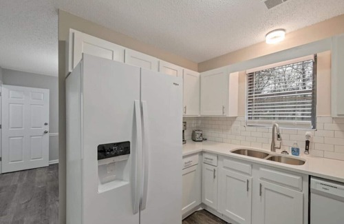 Woodstock House | ATH - Downtown Woodstock Luxury - Walk to Cherokee Amphitheater (1/4 mile) 3 Bedroom