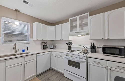 Woodstock House | ATH - Downtown Woodstock Luxury - Walk to Cherokee Amphitheater (1/4 mile) 3 Bedroom