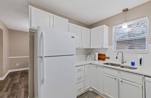 Woodstock House | ATH - Downtown Woodstock Luxury - Walk to Cherokee Amphitheater (1/4 mile) 3 Bedroom