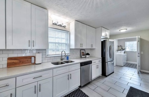 Woodstock House | ATH - Sleeps 6 - 3 Beds - Fenced/pet friendly-Shannon