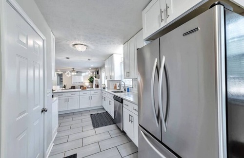Woodstock House | ATH - Sleeps 6 - 3 Beds - Fenced/pet friendly-Shannon