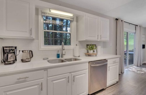 Woodstock House | ATH - Sleeps 6 - 3 Beds - Pet friendly - Hidden