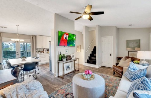 Kennesaw House | ATH - Sleeps 8 - 4 Beds - Fenced/Pet friendly - CM