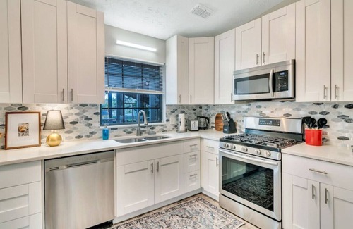 Kennesaw House | ATH - Sleeps 8 - 4 Beds - Fenced/Pet friendly - CM