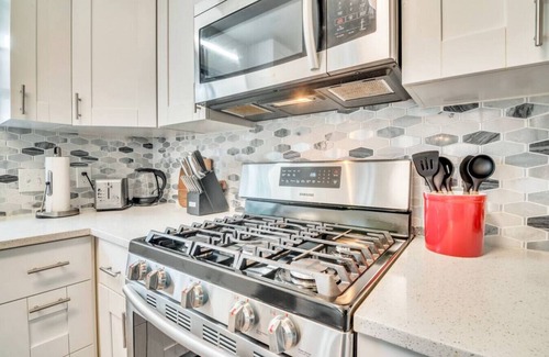 Kennesaw House | ATH - Sleeps 8 - 4 Beds - Fenced/Pet friendly - CM